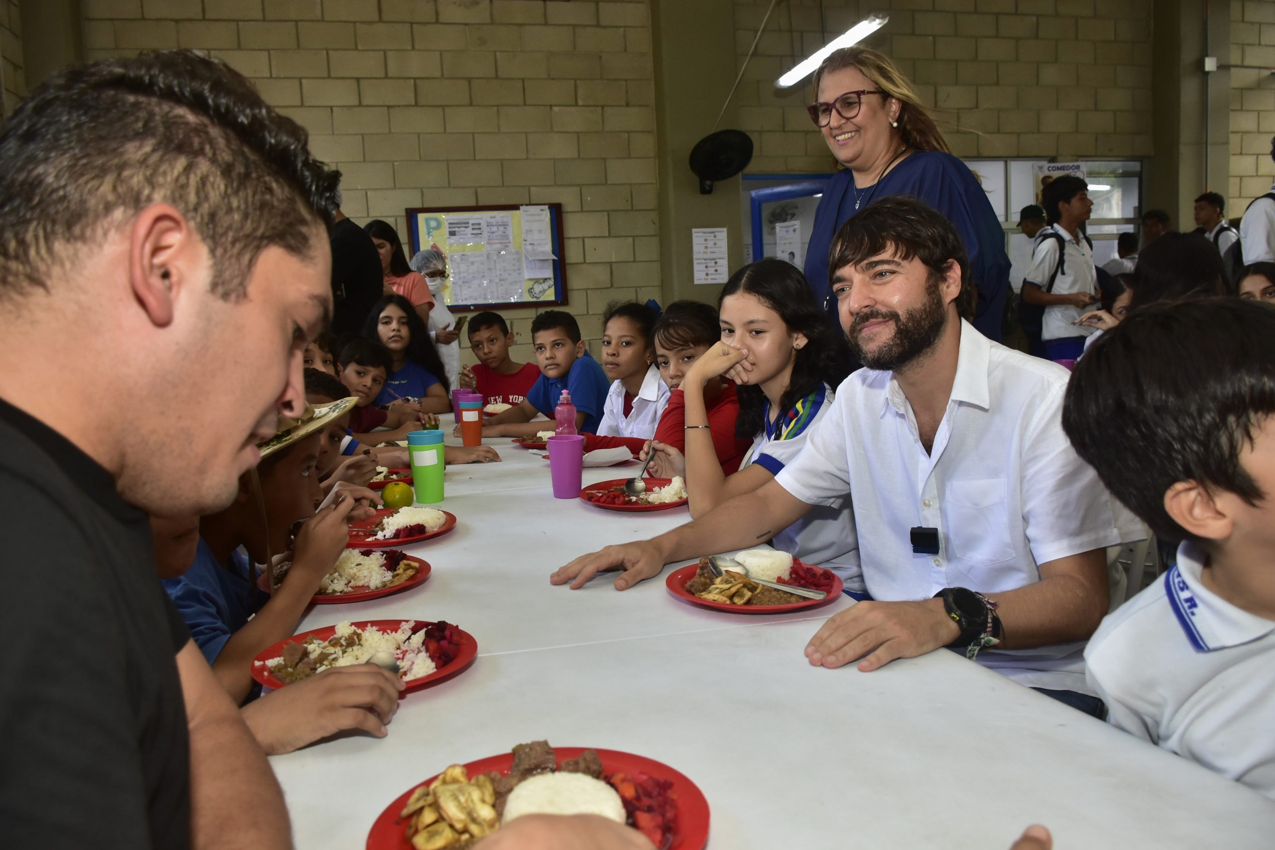 Niños con alcalde comiendo