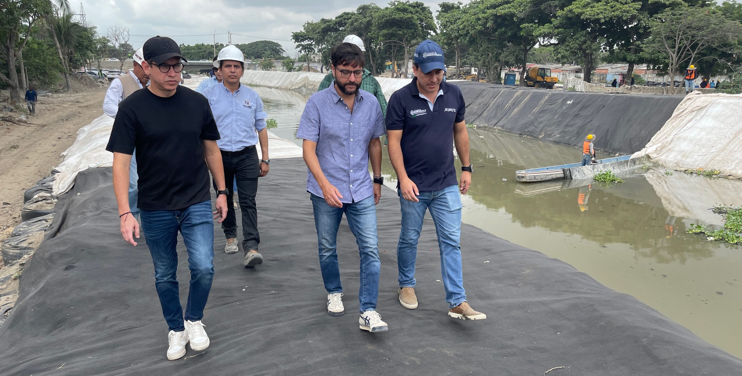 Alcalde Pumarejo y funcionarios recorriendo obras en caño de la Ahuyama