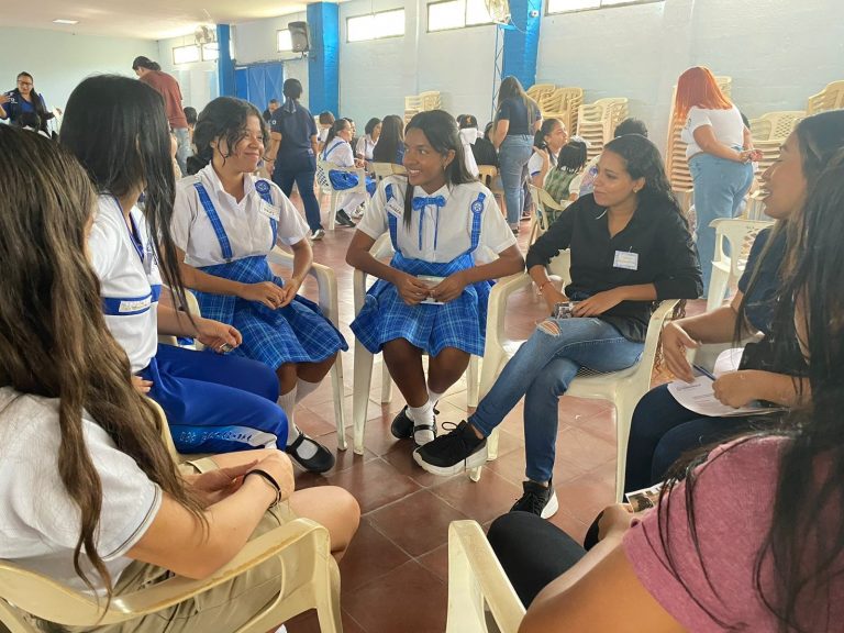 En mesa redonda estudiantes dialogan entre sí