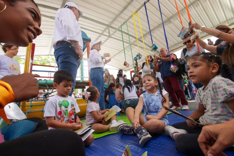 Niños sentados en juego infantil con recreador