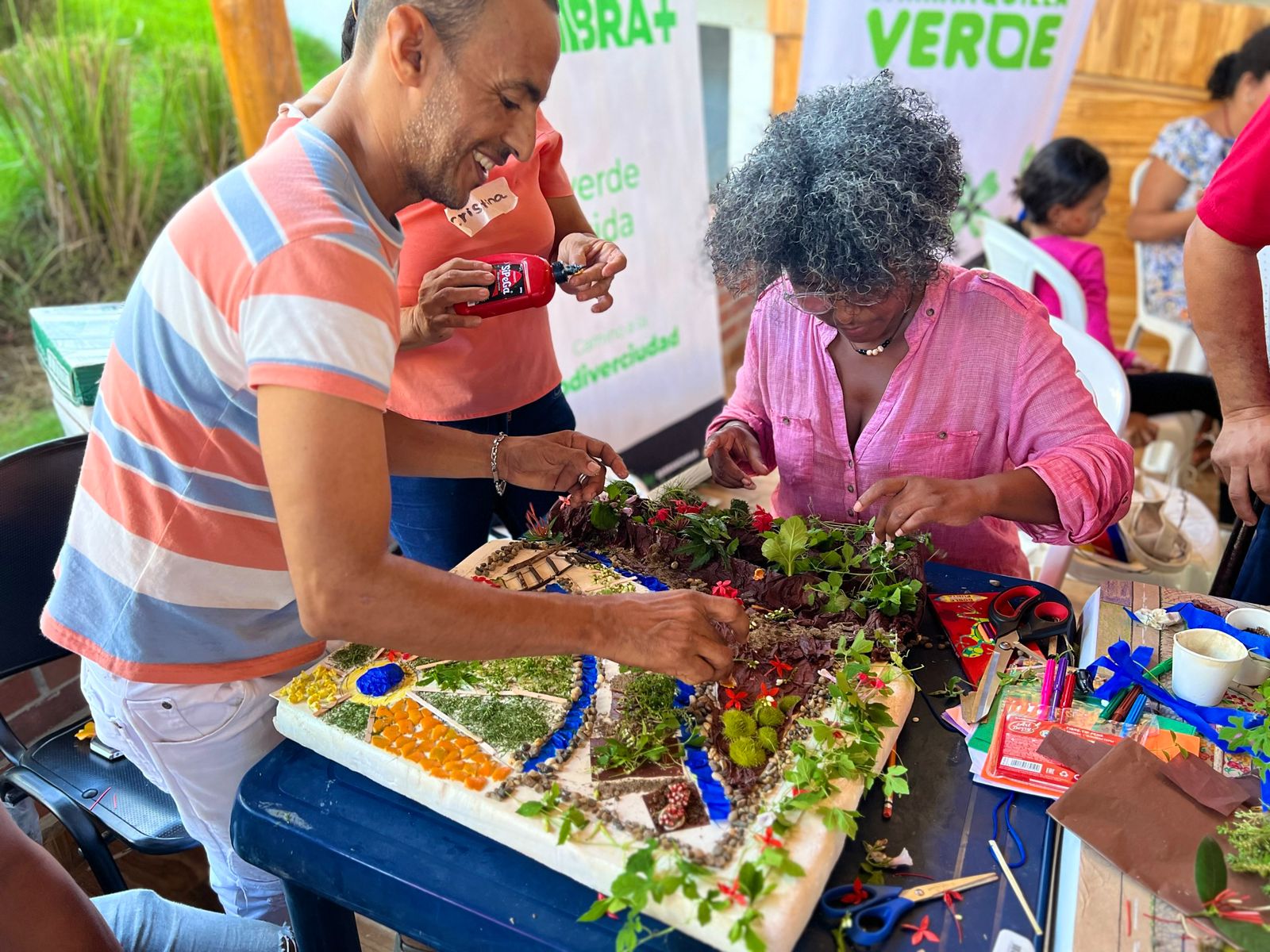 Dos personas manualidades con plantas en el programa "Siembra Más".