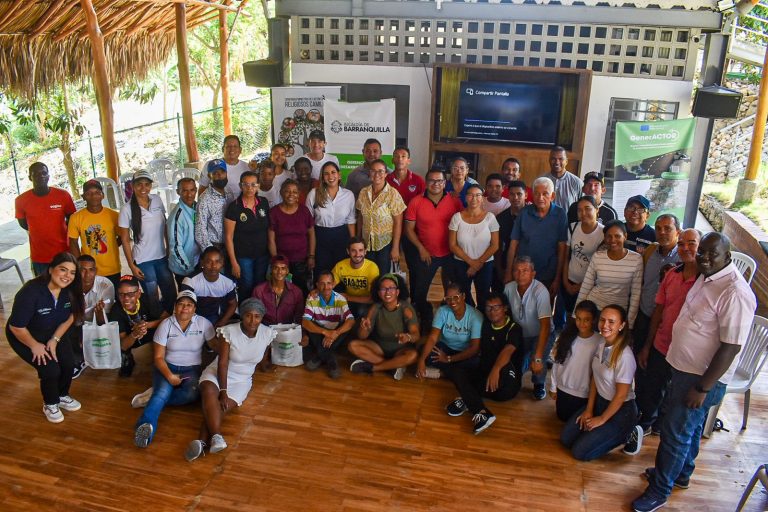 Grupo de personas en capacitación con Recicla por Barranquilla.