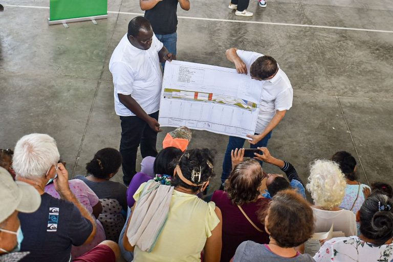 Comunidad recibiendo información sobre los planos en Villas de San Pablo.