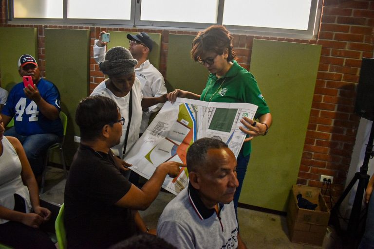 Comunidad recibiendo información sobre los planos La Paz.