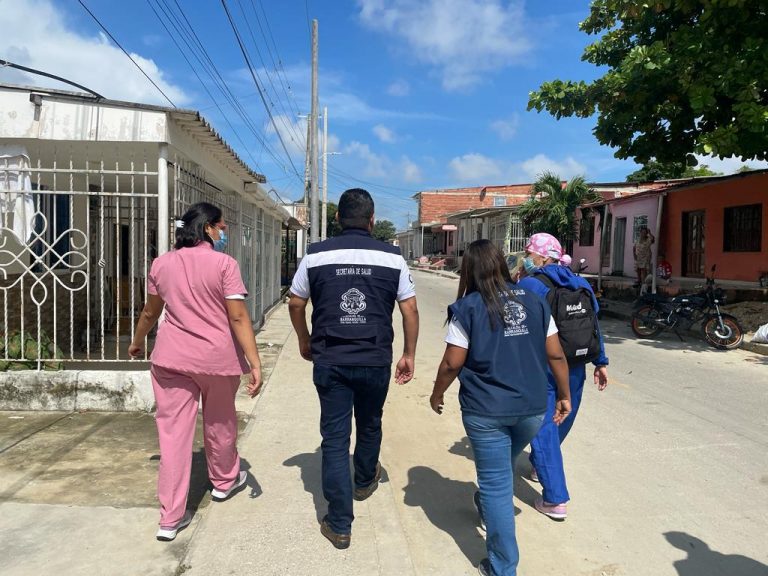 Secretario de Salud y caminantes de la salud por vía pública de barrio