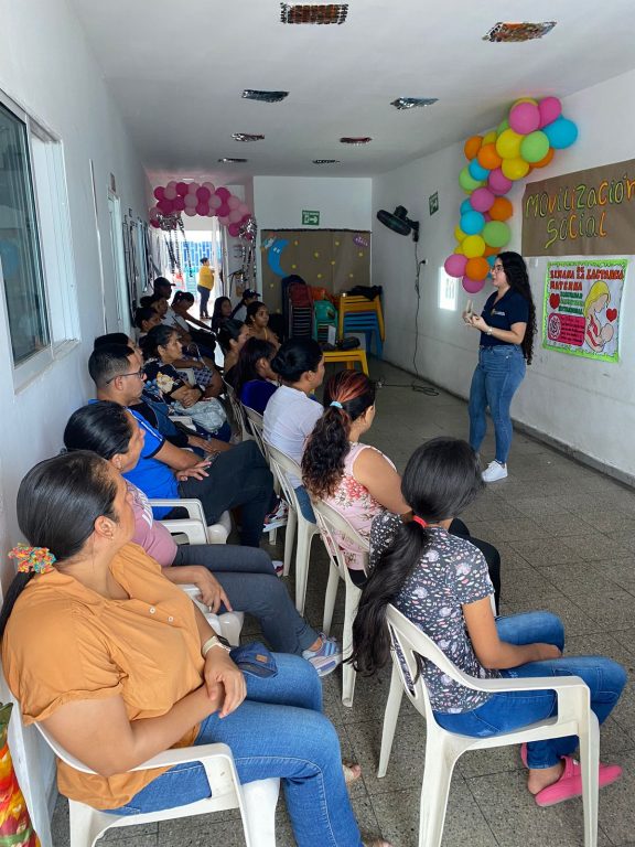 charla con habitantes de Las Nieves sobre planes de emergencia familiar