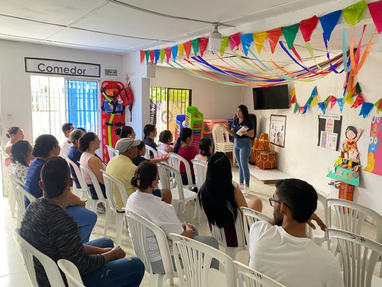 Charla a habitantes del barrio La Sierrita sobre planes de emergencia familiar