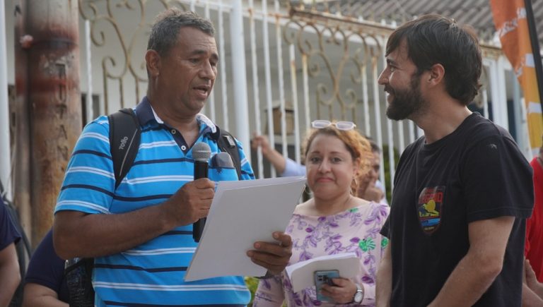 Ciudadano recibe titulo de vivienda por parte de alcalde Pumarejo