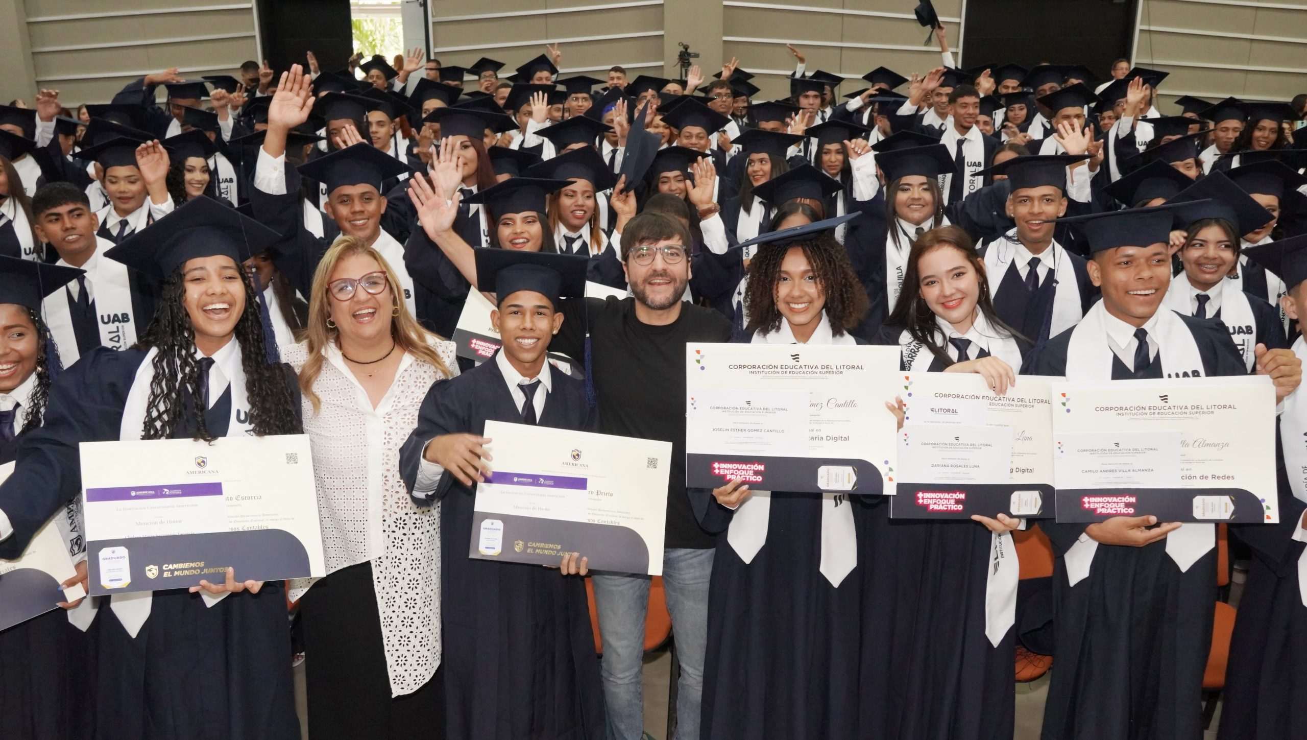 Graduandos de Universidad al barrio en compañía del alcalde Pumarejo y Secretaria de Educación