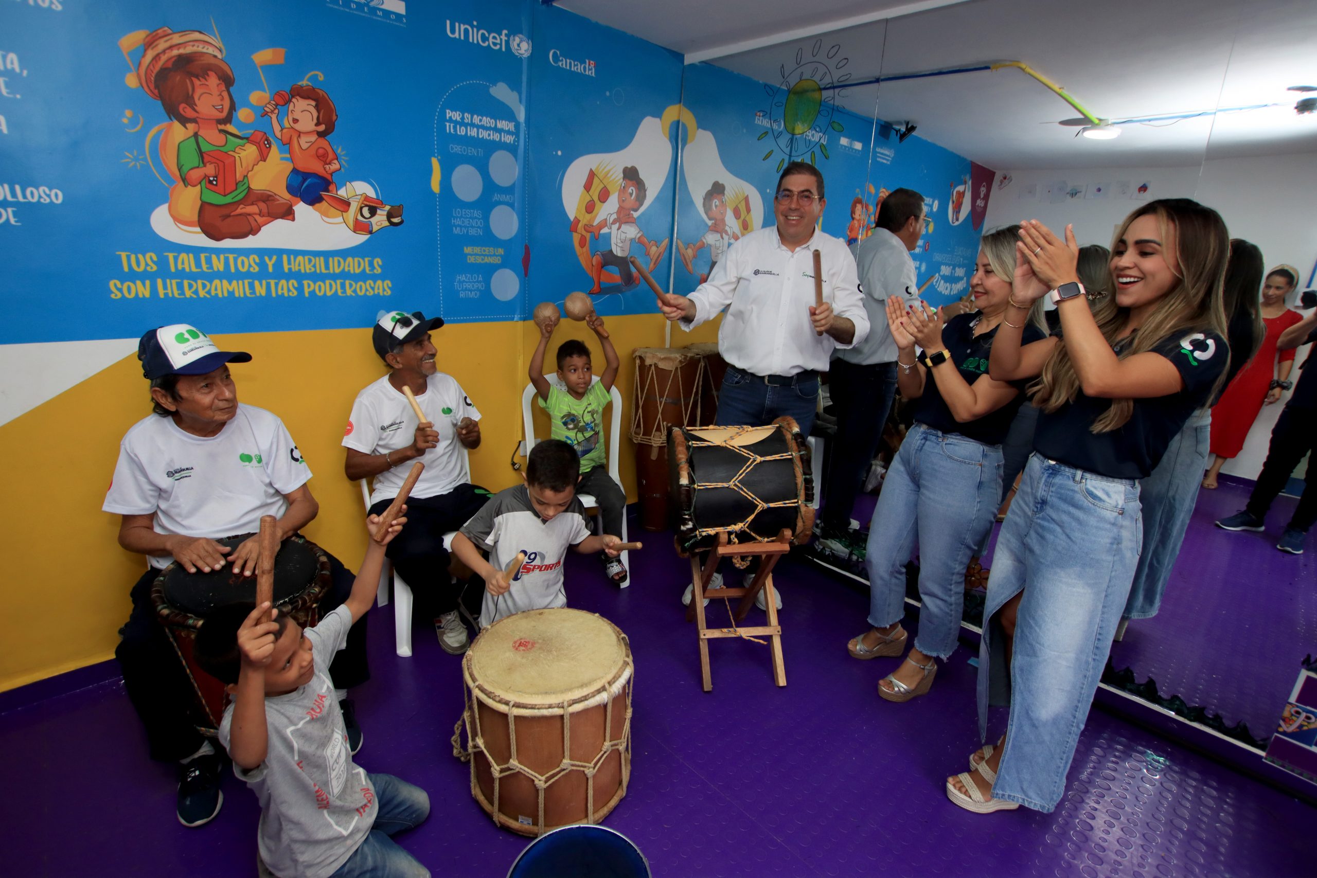 Niños tocando instrumentos musicales