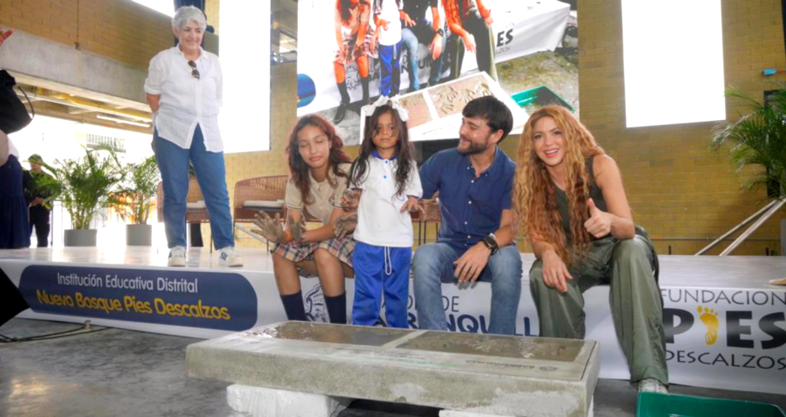 Shakira con niños de nuevo colegio El Bosque y alcalde Pumarejo