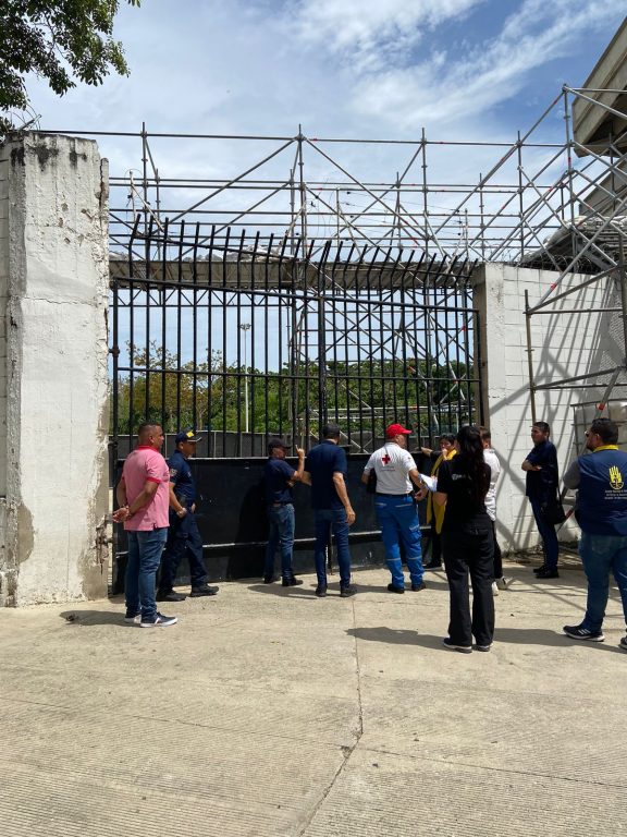 Funcionarios Cruz Roja y Prevención y Desastres inspeccionan acceso al estadio Metropolitano