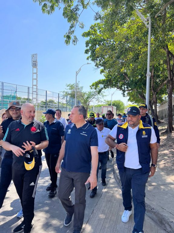 Grupo de Funcionarios verificando  alrededores internos del estadio Metropolitano