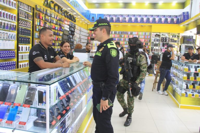 Policía en local comercial