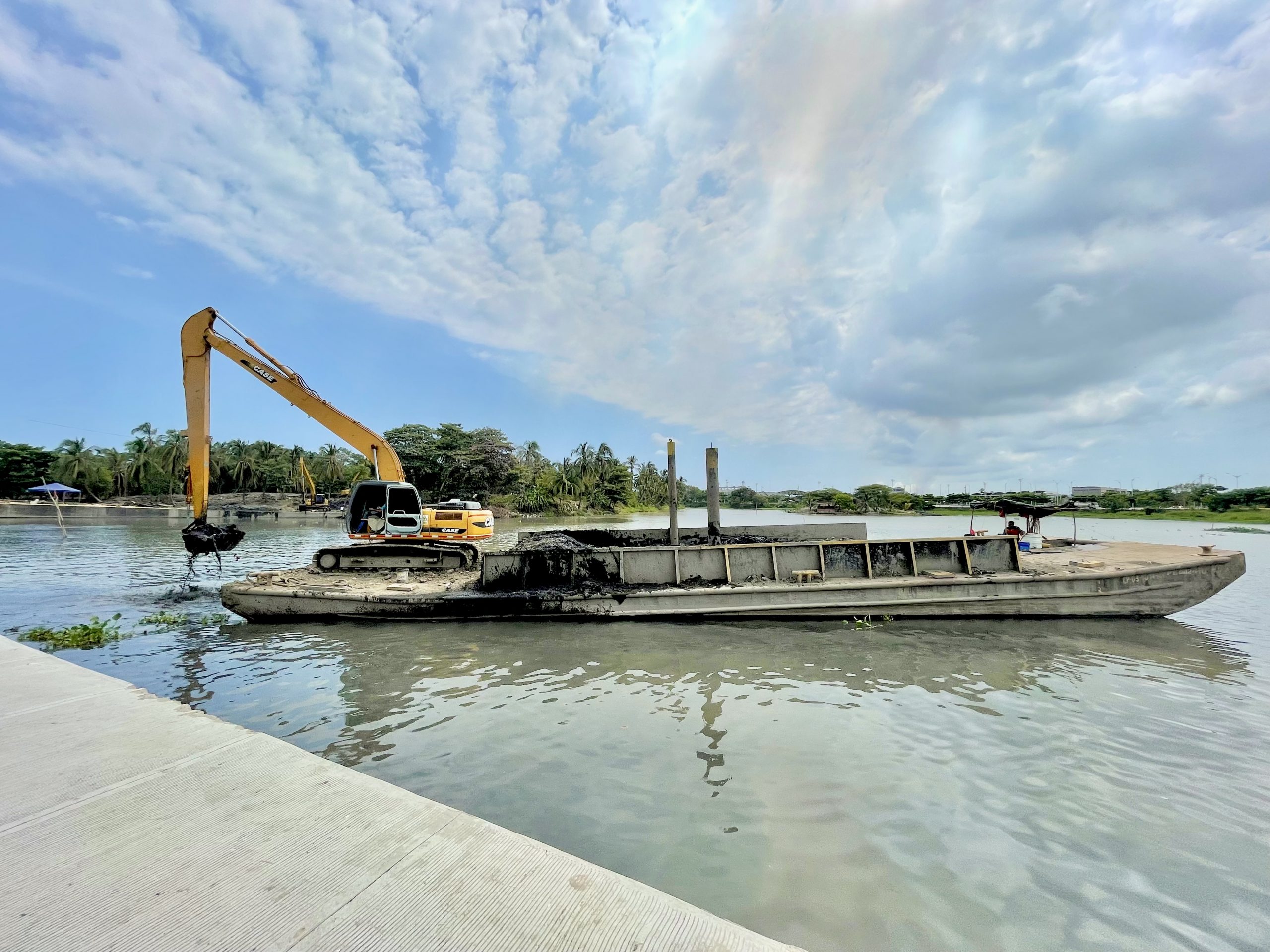 Draga realiza limpieza a la altura de la Intendencia Fluvial.