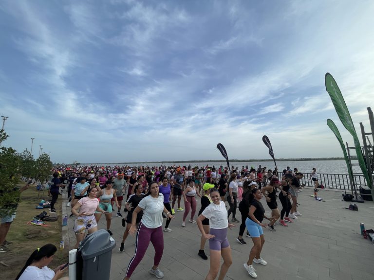 Grupo de mujeres haciendo aeróbicos en malecón