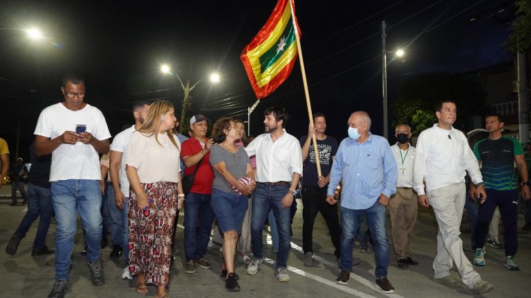 Alcalde Pumarejo con ciudadanos con bandera de barranquilla recorriendo una calle