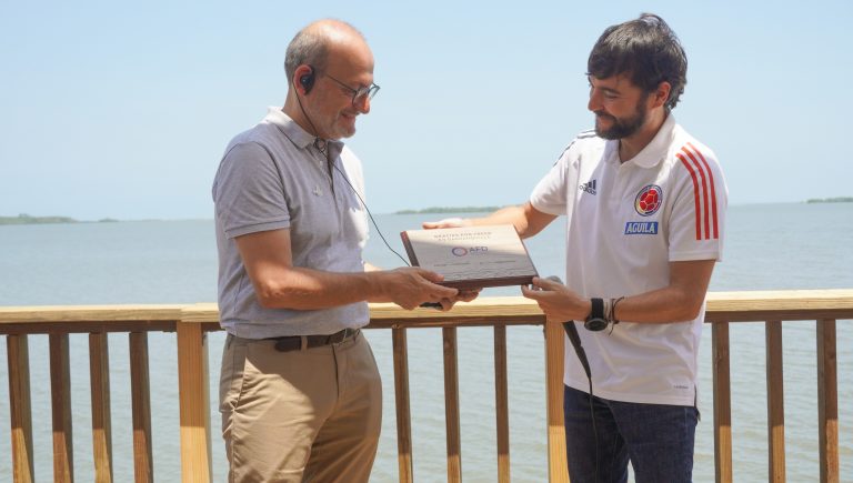 Alcalde Pumarejo entregando placa a socio internacional al fondo Ciénaga de Mallorquín