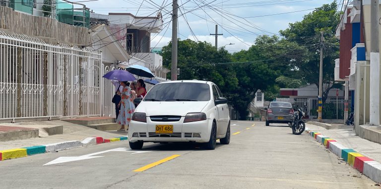 Carro en vía pavimentada Carlos Meisel