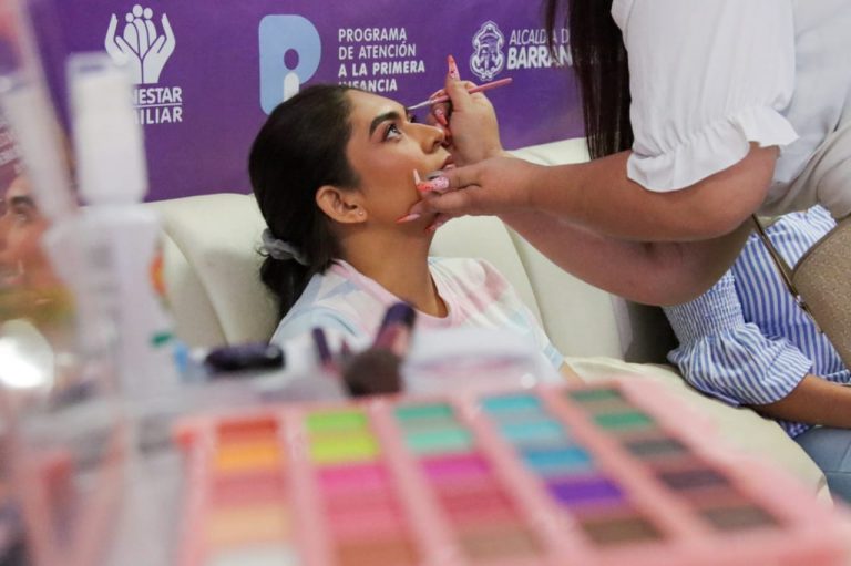 Mujer siendo maquillada en sus ojos