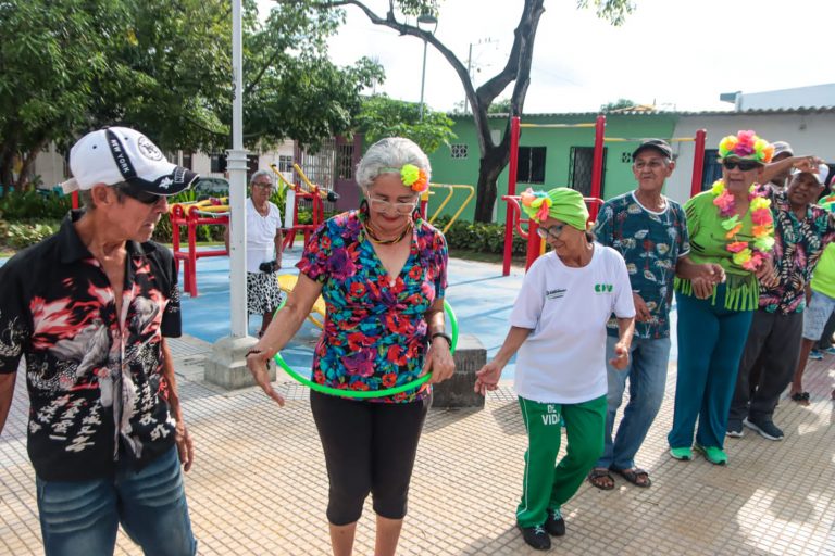 Adultos mayores en parque jugando con ula ula