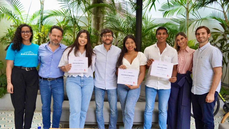 Jóvenes barranquilleros recibiendo beca por parte del Alcalde Pumarejo