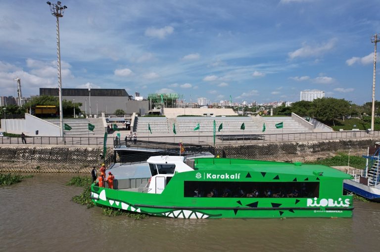 El RioBús Karakalí está atracado en el muelle del Gran Malecón.