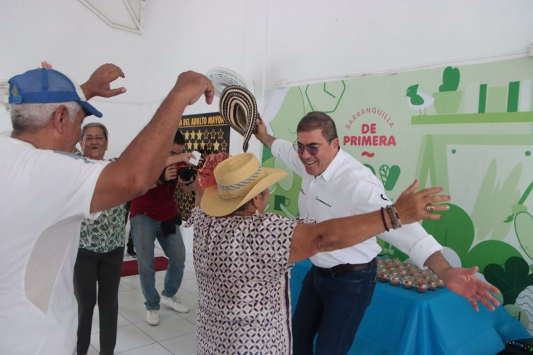 Adultos mayores bailando en celebración