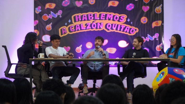 Alcalde Pumarejo hablando con adolescentes