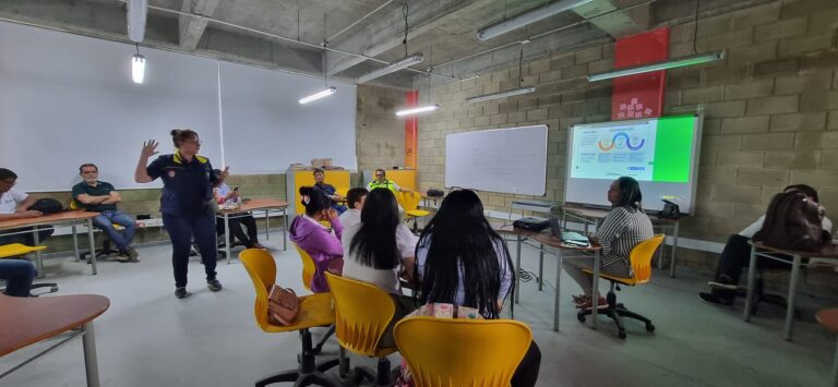 Reunión de funcionaria con habitantes en salón 