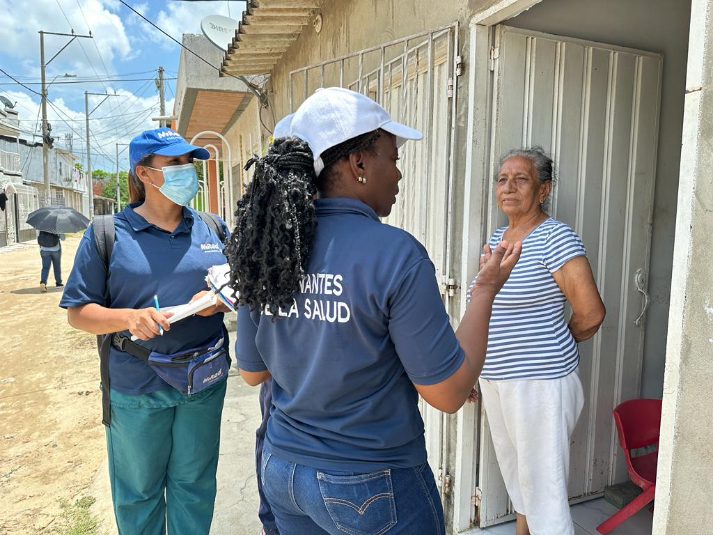 caminantes de la salud socializando con señora