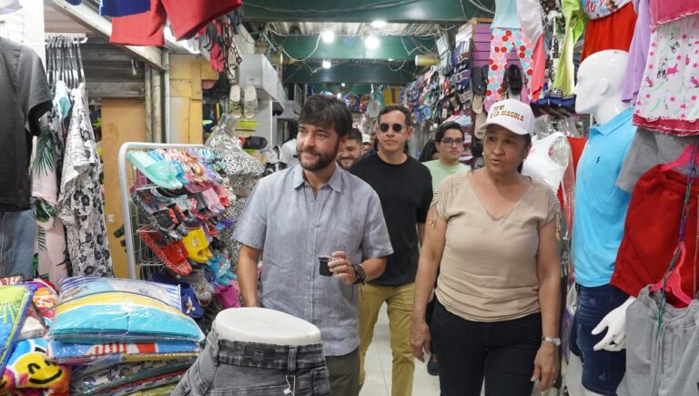 Alcalde Pumarejo visitando las ventas de ropa en el mercado La Magola