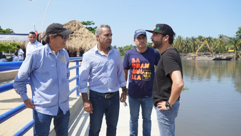 Alcalde Pumarejo en compañía de Secretario de Obras Publicas en la plaza del Cabrito