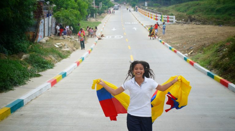 Joven corre por la nueva vía de Lipaya con una bandera de Colombia