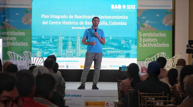 Funcionario hablando en lanzamiento de plan centro historico