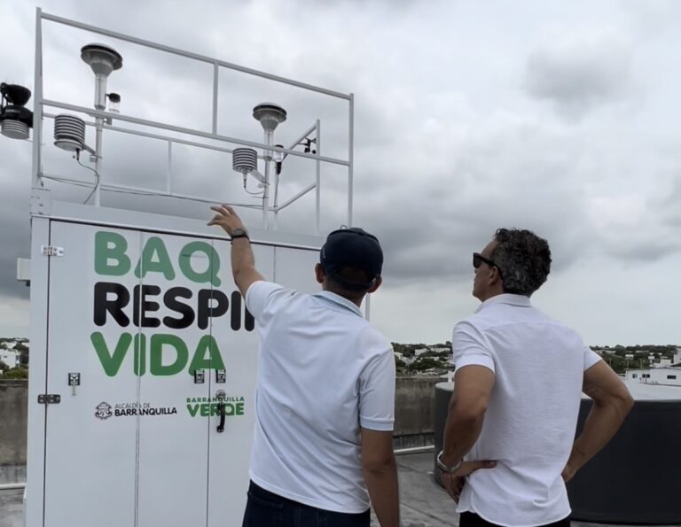 operadores y gerente de Barranquilla Verde reconociendo el nuvo medidor de calidad de aire