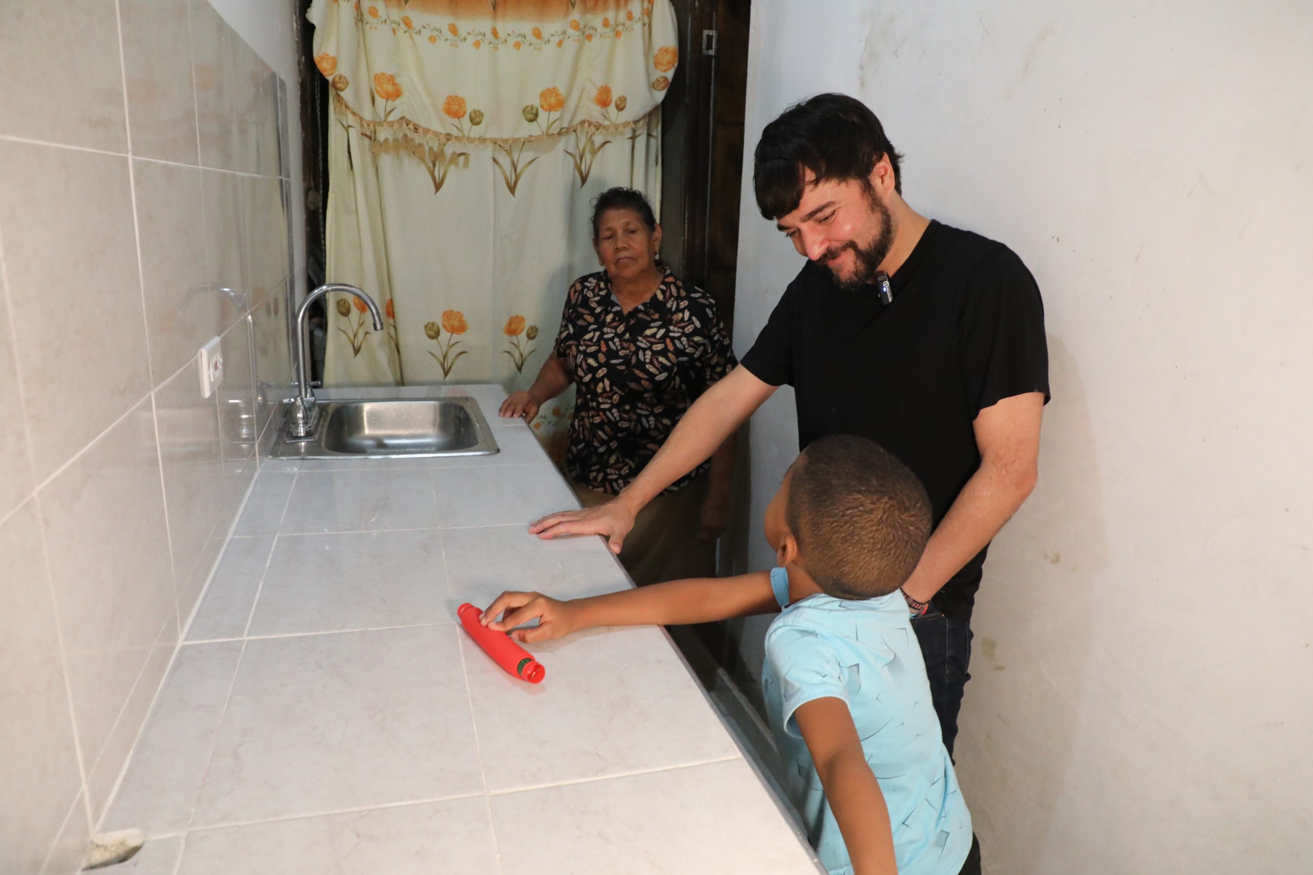 Alcalde Pumarejo con niño y madre en cocina remodelada