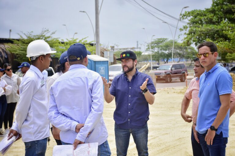 Pumarejo con ingenieros inspeccionando obras en san andresito