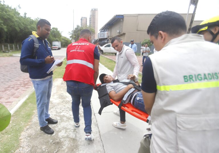 Brigadistas atendiendo simulacro persona desmayada