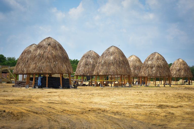 kioskos con techo de paja en la playa