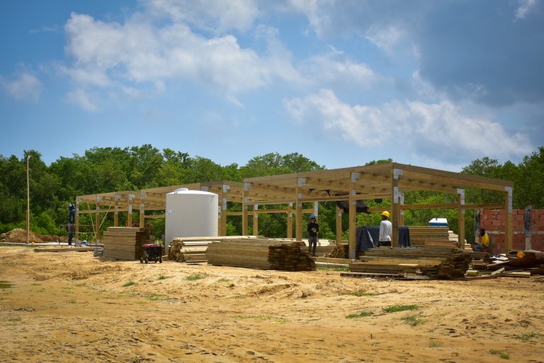 Construcción de estructuras en madera en playa 