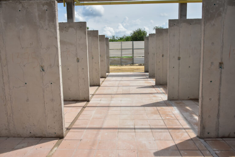 formaletas de concreto en malecón del río