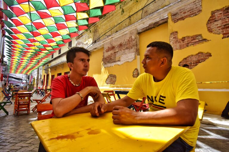 ciudadanos sentados en el denominado callejón del meao