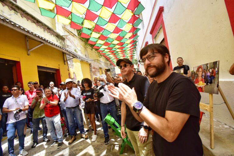 Alcalde Pumarejo con vendedores en el callejón del Meao