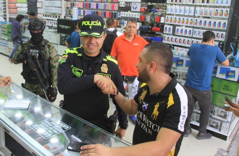 Policía y Gaula en operativos antiextorsión en locales comerciales