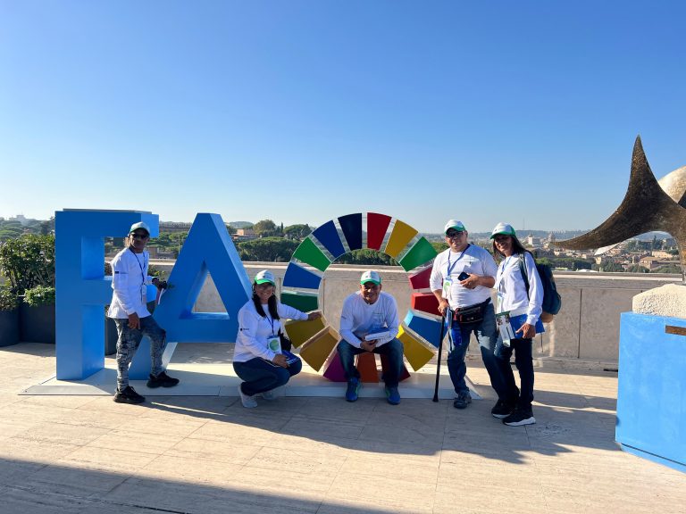 Personal de parques productivos frente a imagotipo de FAO