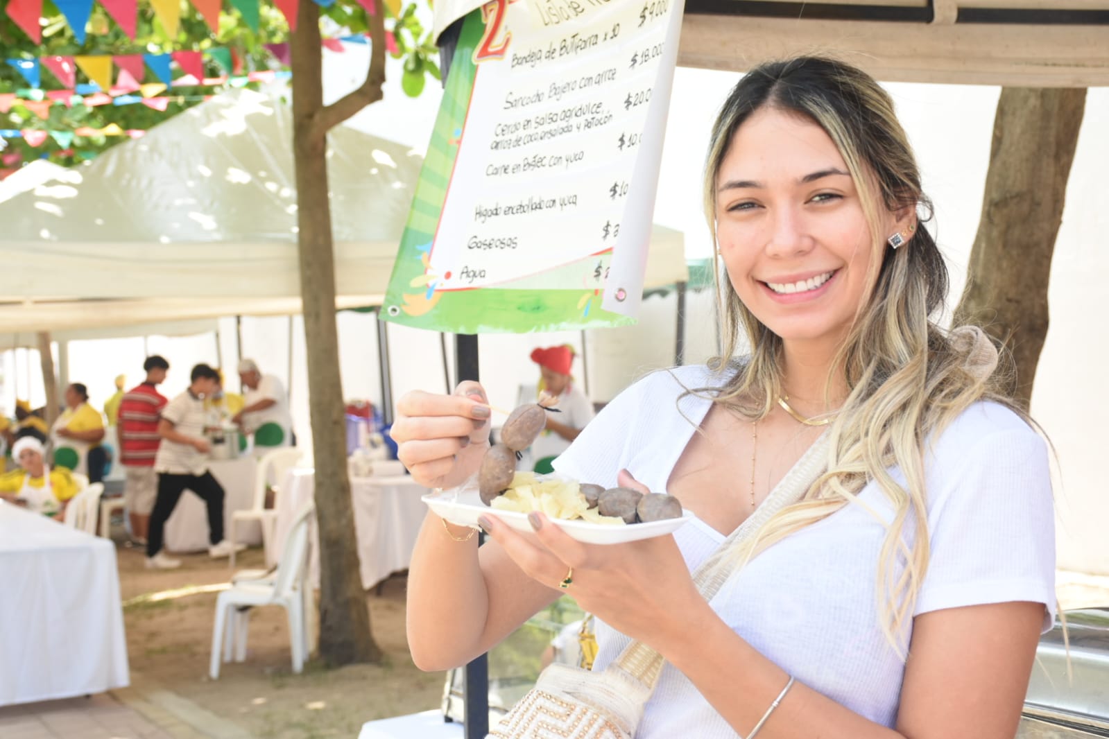 mujer degustando un arroz en sabor bajero