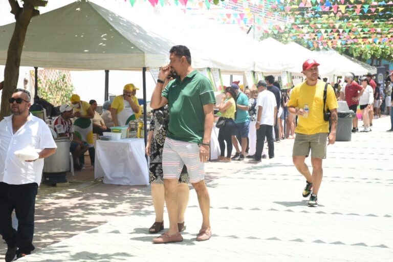 Personas disfrutando de la feria gastronómica Sabor Bajero