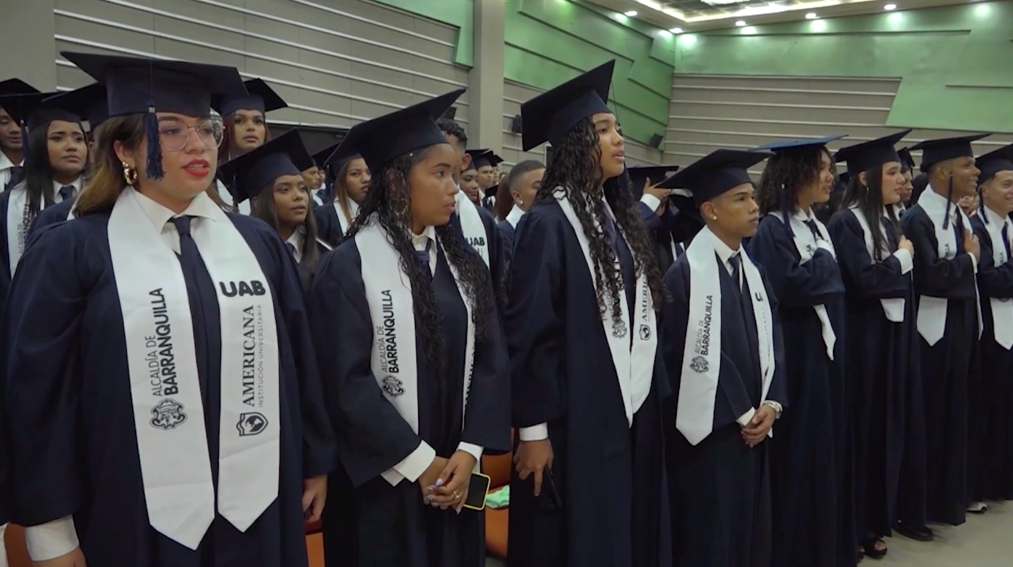 Jóvenes con toga y birrete graduándose de la IUB