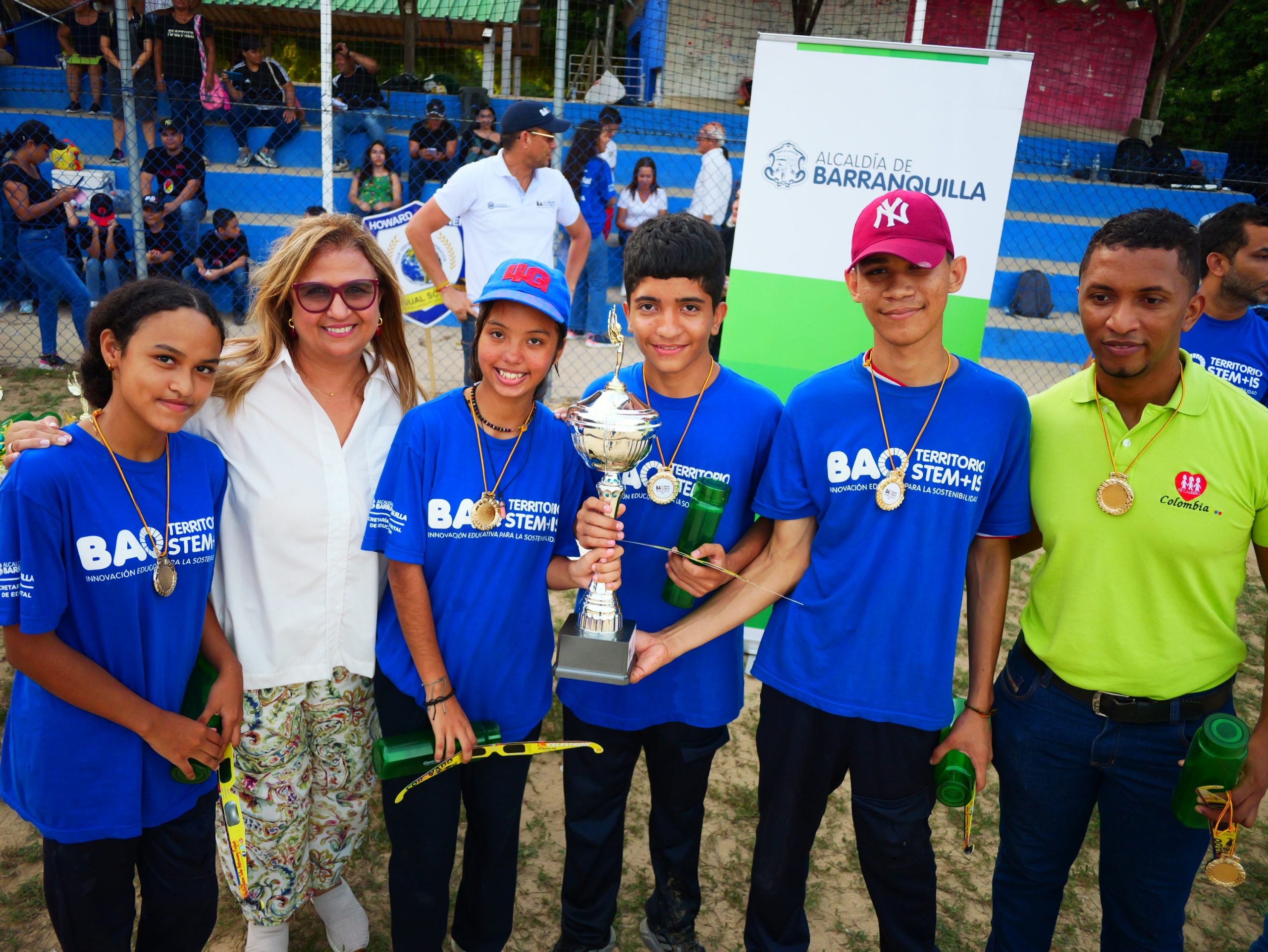 Estudiantes con secretaria de educación en feria